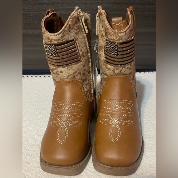 PAWZ Other - Pawz camo boots. NWT!